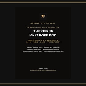 Pode incluir: Um documento informativo preto intitulado The Step 10 Daily Inventory da Redemption Fitness. Inclui texto sobre folhas noturnas, verifica&ccedil;&otilde;es pontuais, o script de emenda r&aacute;pida, um registo de emendas pendentes e um exemplo pr&aacute;tico.