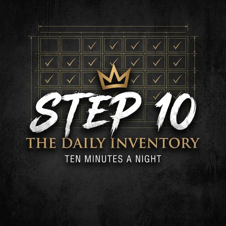 Pode incluir: Um design gr&aacute;fico preto com um &iacute;cone de coroa dourada sobre uma grade de marcas de verifica&ccedil;&atilde;o. O texto branco diz STEP 10, seguido pelo texto dourado THE DAILY INVENTORY e o texto branco TEN MINUTES A NIGHT, num fundo escuro texturizado.