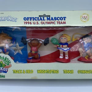 Peut inclure: Un ensemble de figurines de collection Cabbage Patch Kids Olympikids 1996 U.S. Olympic Team dans son emballage d'origine. La boîte contient quatre petites figurines représentant l'athlétisme, l'haltérophilie, le tennis et la gymnastique.
