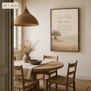 Op de afbeelding: Een rechthoekige wandkunstprint van 20 x 30 inch met een landschap met een boom en de tekst: Lord, bless this home. Fill it with Your peace, guide us with Your love, and keep us in Your care. Amen. Gedrukt op een beige achtergrond.