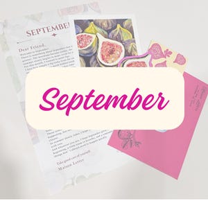 Puede incluir: Un juego de papelería que incluye una carta con el encabezado September, una tarjeta con una ilustración de higos pintados y un sobre rosa. La carta contiene un texto dirigido a un amigo y el sobre rosa muestra el texto Maison Letter.