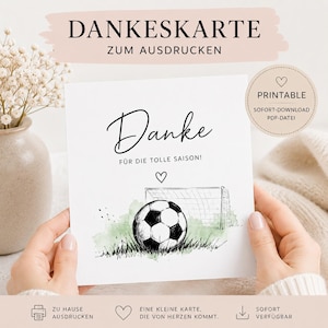 Könnte beinhalten: Eine quadratische weiße Dankeskarte mit einem schwarz-weißen Fußball, einem Tornetz und grünem Aquarellgras. Der Text lautet Danke, FÜR DIE TOLLE SAISON! und enthält ein kleines Herzsymbol. Die Karte ist als druckbare PDF-Datei gekennzeichnet.