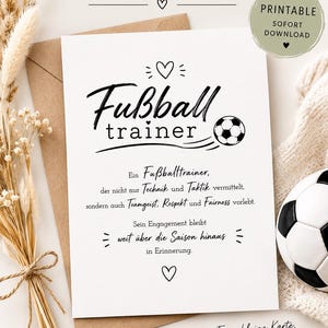 Könnte beinhalten: Eine weiße, rechteckige Grußkarte mit schwarzem Text, der DANKESKARTE FÜR DEN FUSSBALLTRAINER, Fussball trainer und ein deutsches Gedicht über einen Fußballtrainer lautet. Die Karte zeigt eine kleine Fußballgrafik, Herzsymbole und ein Etikett.