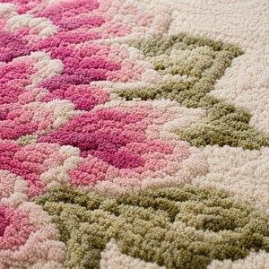 Krämfärgad blommig matta, rosa botanisk matta, dekor i lantlig stil med vågiga kanter bild 10