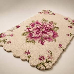 Krämfärgad blommig matta, rosa botanisk matta, dekor i lantlig stil med vågiga kanter bild 7