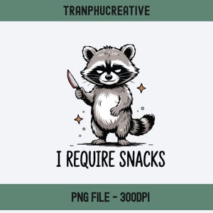 Pode incluir: Uma ilustração gráfica de um guaxinim cinza e branco segurando uma faca pequena, com o texto "TRANPHUCREATIVE" no topo, "I REQUIRE SNACKS" na parte inferior e "PNG FILE - 300DPI" abaixo, tudo sobre um fundo branco liso.