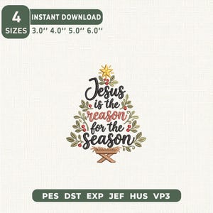 Könnte beinhalten: Ein Stickmuster in Form eines Weihnachtsbaums aus grünen Blättern und roten Beeren, gekrönt von einem gelben Stern. Der Text lautet Jesus is the reason for the season, mit einer Krippe an der Basis. Erhältlich in 4 Größen: 7,6, 10,2, 12,7, 15,2 cm.