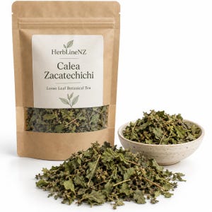 Könnte beinhalten: Ein brauner Papierbeutel mit der Aufschrift HerbLineNZ Calea Zacatechichi Loose Leaf Botanical Tea mit einem Sichtfenster, das getrocknete grüne Blätter zeigt. Neben dem Beutel steht eine kleine gesprenkelte Keramikschale mit getrockneten Blättern.