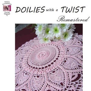 Może przedstawiać: Różowa koronka szydełkowa z delikatnym wzorem kwiatowym. Koronka leży na bordowym tle i ma biały bukiet kwiatów w tle. Tekst "DOILIES with a TWIST Remastered" znajduje się w górnej części obrazu. Tekst "6 Crocheted Designs by Patricia Kristoffersen" znajduje się w dolnej części obrazu.