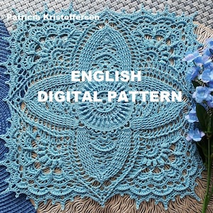 Puede incluir: Un cuadrado de ganchillo azul con un diseño de encaje. El texto "ENGLISH DIGITAL PATTERN" está en el centro del cuadrado.