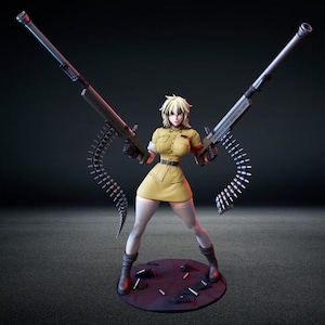 Op de afbeelding: Een blonde anime-figuur in een beige overhemd met kraag en rok, die twee grote machinegeweren vasthoudt met lange munitieriemen die eraan hangen. Het figuur staat op een donkere ronde voet die bezaaid is met kleine metalen kogelhulzen.