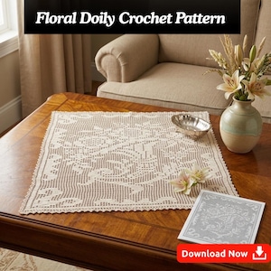 Puede incluir: Un tapete de ganchillo cuadrado de color blanco roto con un patrón floral, expuesto sobre una mesa de madera. La imagen incluye el texto "Floral Doily Crochet Pattern" en la parte superior y un botón "Download Now" con una flecha abajo.