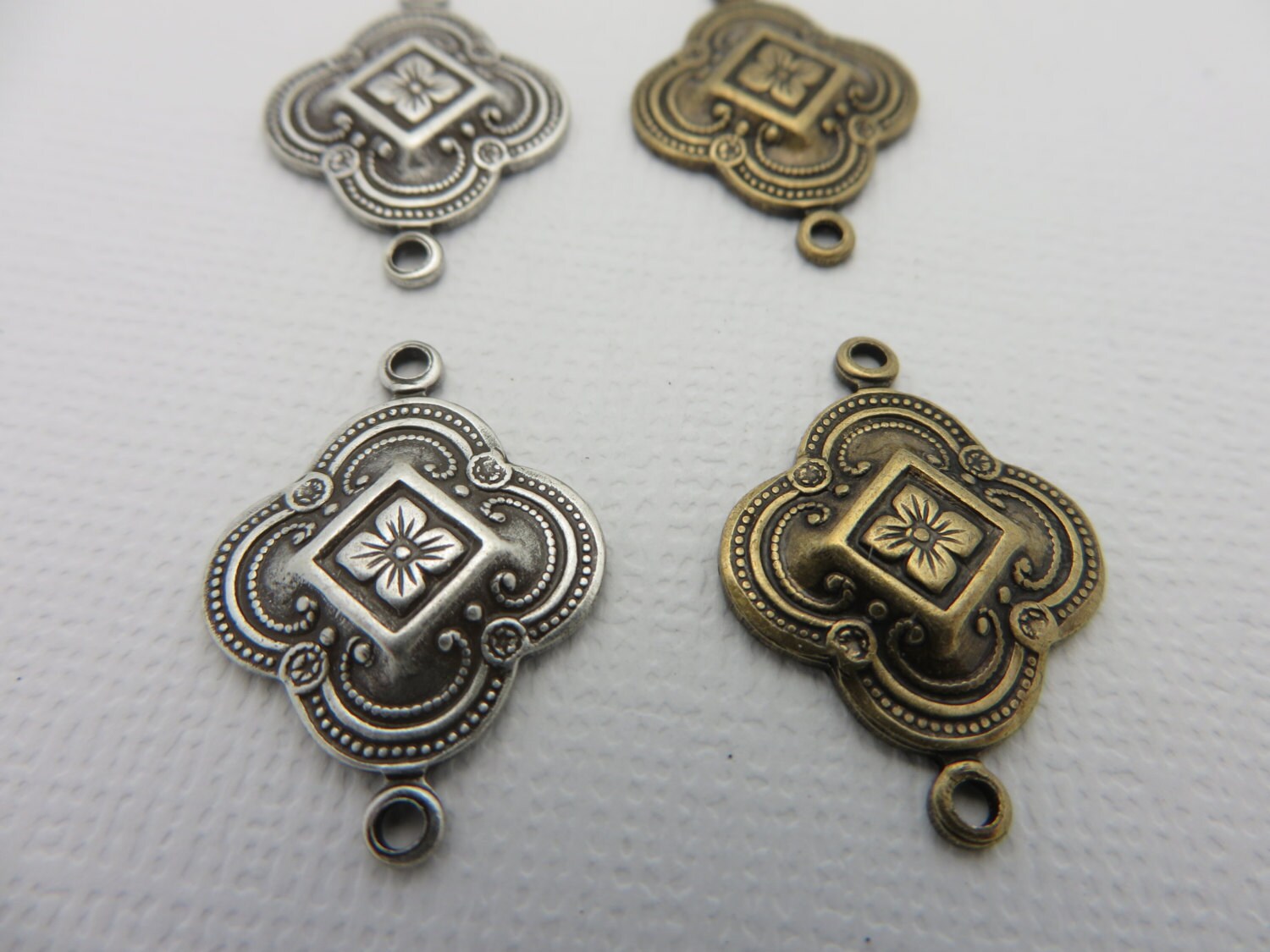 Quatrefoil Medallion CONNECTORS 22mm Oxidized Bronze or Silver ( choi…