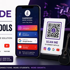 Op de afbeelding: Een digitale marketingdisplay voor muziekscholen met een smartphone die een Harmony Music School landingspagina met sociale media-links toont, naast een wit bord met een QR-code, de tekst SCAN ME en een zwarte akoestische gitaar.