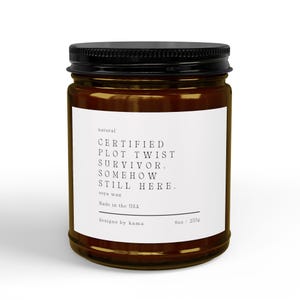 Certifierad överlevande av plottwist. Sojaljus, bärnstensfärgad burk