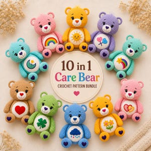Könnte beinhalten: Eine Sammlung von zehn gehäkelten Stoffbären in verschiedenen Farben, jeder mit einem einzigartigen gestickten Bauchabzeichen. Ein zentrales kreisförmiges Schild zeigt den Text 10 in 1 Care Bear CROCHET PATTERN BUNDLE mit einem kleinen rosa Herz.