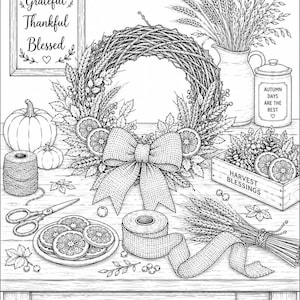 Peut inclure: Une illustration en noir et blanc au trait repr&eacute;sentant une sc&egrave;ne de r&eacute;colte automnale avec une couronne de vigne, un grand n&oelig;ud, des citrouilles, du bl&eacute; s&eacute;ch&eacute;, des tranches d'agrumes, une bobine de ficelle, des ciseaux et une caisse en bois.