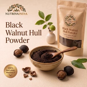 Può includere: Una busta color marrone chiaro etichettata NutrivaIndia Black Walnut Hull Powder accanto a una ciotola in ceramica riempita di polvere marrone scuro e un cucchiaio di legno. Include noci nere intere, frammenti di guscio, un piccolo vaso con una noce verde e un sigillo dorato.