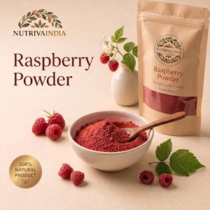 Puede incluir: Polvo de frambuesa NutrivaIndia en una bolsa color canela con ventana transparente, junto a un cuenco blanco lleno de polvo rojo y una cuchara de madera. Frambuesas frescas y hojas verdes están esparcidas, con el texto 100% NATURAL PRODUCT.