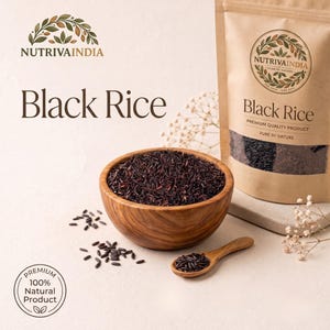 Pode incluir: Uma tigela de madeira e uma pequena colher de madeira cheias de grãos de arroz preto escuro. Ao lado, há uma bolsa de papel pardo rotulada NutrivaIndia Black Rice Premium Quality Product Pure by Nature. Um selo circular diz Premium 100% Natural Product.