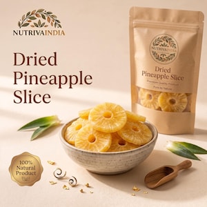 Può includere: Una ciotola riempita con fette di ananas essiccate giallo oro accanto a un sacchetto di carta marrone etichettato NutrivaIndia Dried Pineapple Slice. La scena include un piccolo cucchiaio di legno, due foglie di ananas verdi e un sigillo dorato 100% Natural Product.