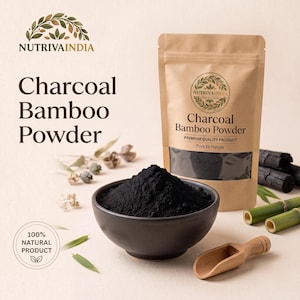 Puede incluir: Una bolsa de papel marrón etiquetada NutrivaIndia Charcoal Bamboo Powder con ventana transparente, un cuenco negro lleno de fino polvo de carbón negro, una pequeña cuchara de madera, dos tallos de bambú verde y trozos de carbón.