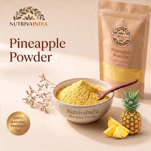 Può includere: Una busta beige etichettata NutrivaIndia Pineapple Powder con una ciotola di polvere di ananas gialla, un cucchiaio di legno, un ananas fresco e fette di ananas. Un sigillo dorato circolare riporta 100% NATURAL PRODUCT. Il testo recita NutrivaIndia Pineapple Powder.