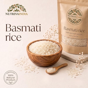 Pode incluir: Uma tigela de madeira castanha cheia de arroz basmati branco, uma colher de madeira a condizer com arroz e uma bolsa bege com o rótulo NutrivaIndia Basmati rice. O texto diz NutrivaIndia, Basmati rice, Premium Quality Product, Pure by Nature e Premium 100% Natural Product.