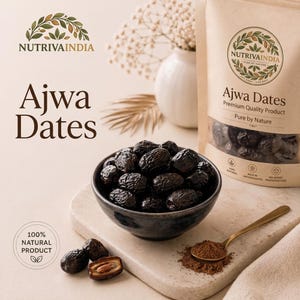Könnte beinhalten: Eine dunkelgraue Schale gefüllt mit dunkelbraunen Ajwa-Datteln, begleitet von einem Beutel mit der Aufschrift NutrivaIndia Ajwa Dates, einem goldenen Löffel mit braunem Pulver und losen Datteln. Die Verpackung enthält Texte wie 100% Natural, Rich in Antioxidants und No Added Preservatives.