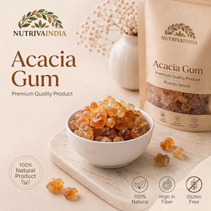 Peut inclure: Un bol blanc rempli de morceaux de gomme arabique ambrée à côté d'un sachet en papier brun étiqueté NutrivaIndia Acacia Gum Premium Quality Product Pure by Nature. L'emballage indique 100% naturel, riche en fibres et sans gluten.