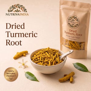 Peut inclure: Un bol blanc rempli de morceaux de racine de curcuma séchée jaune, accompagné d'une cuillère blanche, d'un sachet en papier brun étiqueté NutrivaIndia Dried Turmeric Root, deux racines entières, une fleur blanche et deux feuilles vertes.