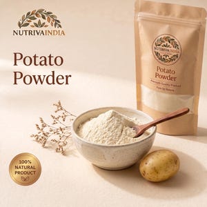 Könnte beinhalten: Ein beigefarbener Standbeutel mit der Aufschrift NUTRIVAINDIA Potato Powder, eine Keramikschale gefüllt mit cremefarbenem Kartoffelpulver, ein Holzlöffel, eine ganze Kartoffel und ein goldenes Siegel mit der Aufschrift 100% NATURAL PRODUCT sowie ein kleiner Zweig Trockenblumen.