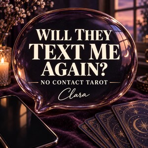Könnte beinhalten: Eine kreisförmige, transparente, violett getönte Glassprechblase mit dem weißen Text WILL THEY TEXT ME AGAIN? NO CONTACT TAROT und dem Namen Clara in Schreibschrift, platziert neben einem Smartphone und Tarotkarten.