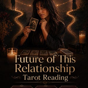 Könnte beinhalten: Ein Tarot-Leseservice mit einer Person, die eine Karte hält, vier Karten auf einem Tisch, zwei brennenden Kerzen und dem Text Future of This Relationship Tarot Reading, Same Hour, Premium PDF, No AI in einer dunklen, atmosphärischen Umgebung.