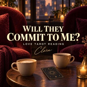 Op de afbeelding: Een donkere houten tafel met twee beige keramische mokken, een zwarte tarotkaart met gouden hemelse illustraties en een kleine brandende kaars. De tekst luidt: WILL THEY COMMIT TO ME? LOVE TAROT READING Clara. Twee donkerrode fauteuils staan ernaast.
