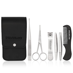 Puede incluir: Un kit de aseo que incluye un estuche negro de aspecto cuero con el logotipo de Starkline, unas pinzas plateadas, tijeras de punta redonda, un cortaúñas, dos pinzas adicionales y un peine de plástico negro, todos marcados con el nombre Starkline.