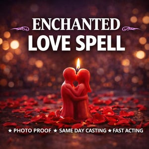 Peut inclure: Une bougie rouge en forme de deux silhouettes qui s'embrassent, surmontée d'une flamme. Le texte ENCHANTED LOVE SPELL figure au-dessus, avec PHOTO PROOF, SAME DAY CASTING et FAST ACTING en dessous, entouré de pétales de roses rouges éparpillés.