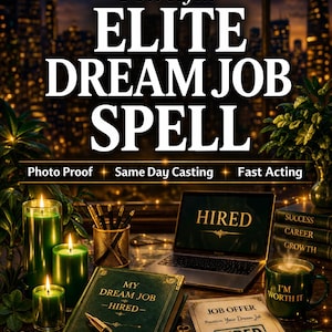 Peut inclure: Un bureau avec un livre vert intitulé MY DREAM JOB HIRED, un écran d'ordinateur affichant HIRED, un document avec le texte JOB OFFER Position: Your Dream Job HIRED, trois bougies vertes, un pot à crayons et une tasse avec le texte I'M WORTH IT.