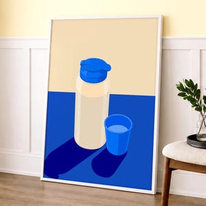 Pode incluir: Uma impressão de arte de parede emoldurada com uma ilustração minimalista de uma garrafa bege com tampa azul e um copo azul a condizer. A obra utiliza um fundo bicolor de bege claro e azul sólido, criando uma composição gráfica limpa.