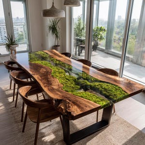 Op de afbeelding: Een rechthoekige eettafel met een blad van notenhout met natuurlijke randen, voorzien van een centrale riviersectie gevuld met geconserveerd groen mos in heldere hars, op een zwart metalen frame, inclusief zes bijpassende houten stoelen.