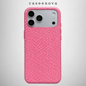 Op de afbeelding: Een felroze smartphonehoesje met een textuur van slangenleer en een zilverkleurige uitsparing voor de cameramodule. De tekst 'caseenova' is in het zwart bovenaan in het midden van het hoesje gedrukt, dat drie ronde cameralenzen bevat.