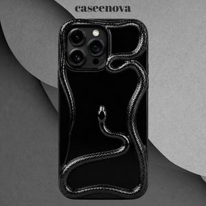 Pode incluir: Uma capa de smartphone preta com um design de cobra preta texturizada em relevo que se enrola em torno do módulo da câmara e pela superfície traseira. A palavra caseenova está impressa em letras pretas pequenas no topo da capa.
