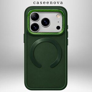 Puede incluir: Una funda de teléfono de color verde oscuro con el texto caseenova en la parte superior. La funda presenta un borde texturizado de color verde brillante alrededor de la cámara y un diseño de anillo magnético circular en la parte posterior.