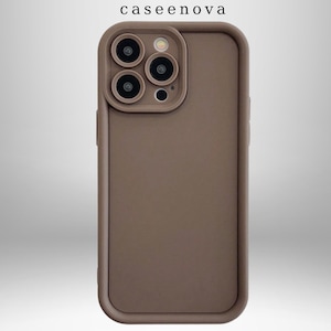 以下が含まれることがあります： マット仕上げの無地の茶色のスマートフォンケース。カメラ部分には、3つの円形のレンズ開口部とフラッシュを備えた隆起した正方形の切り抜きがあります。ケースの上部中央には、黒い文字でcaseenovaと印刷されています。