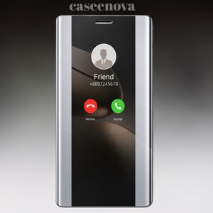 Puede incluir: Una funda tipo libro para smartphone en color plata con superficie reflectante y ventana vertical transparente. La pantalla muestra una llamada entrante de Friend, con un botón rojo de rechazar y uno verde de aceptar. El texto caseenova está arriba.