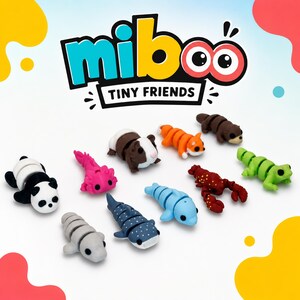 Può includere: Una collezione di dieci piccole statuette di animali articolate con l'etichetta miboo TINY FRIENDS. Le figure includono un panda, un axolotl rosa, una cavia, una volpe arancione, una lontra marrone, una lucertola verde, un lamantino grigio, uno squalo balena, un delfino blu e un'aragosta rossa.
