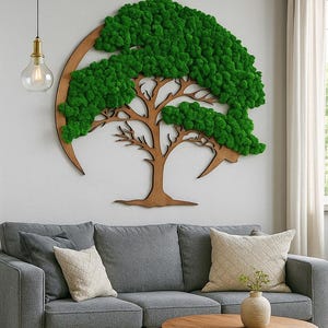 Puede incluir: Una pieza de arte mural que presenta una silueta de árbol de madera cortada con láser, enmarcada por un arco circular parcial de madera. La copa del árbol está rellena de musgo preservado de color verde vibrante, creando una exhibición botánica.