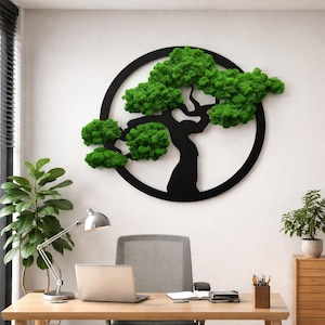 Puede incluir: Una pieza de arte mural circular negra que presenta la silueta de un árbol estilizado relleno de musgo preservado de color verde vibrante. El diseño muestra un tronco y ramas que se extienden dentro del marco con densos grupos de musgo.