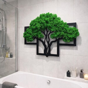 Puede incluir: Una pieza de arte mural con un marco negro en forma de silueta de árbol, con la copa rellena de musgo preservado de color verde vibrante. La estructura consta de marcos rectangulares interconectados que sostienen el diseño del árbol.