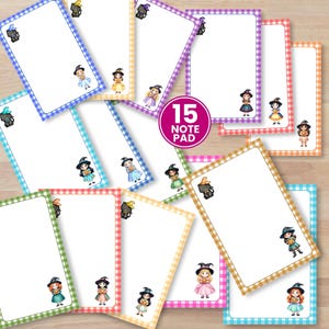 Puede incluir: Un conjunto de 15 blocs de notas con bordes de cuadros vichy en varios colores, incluyendo azul, naranja, morado, rojo, verde y amarillo. Cada hoja muestra ilustraciones de un gato negro con sombrero de bruja y un niño disfrazado de bruja.